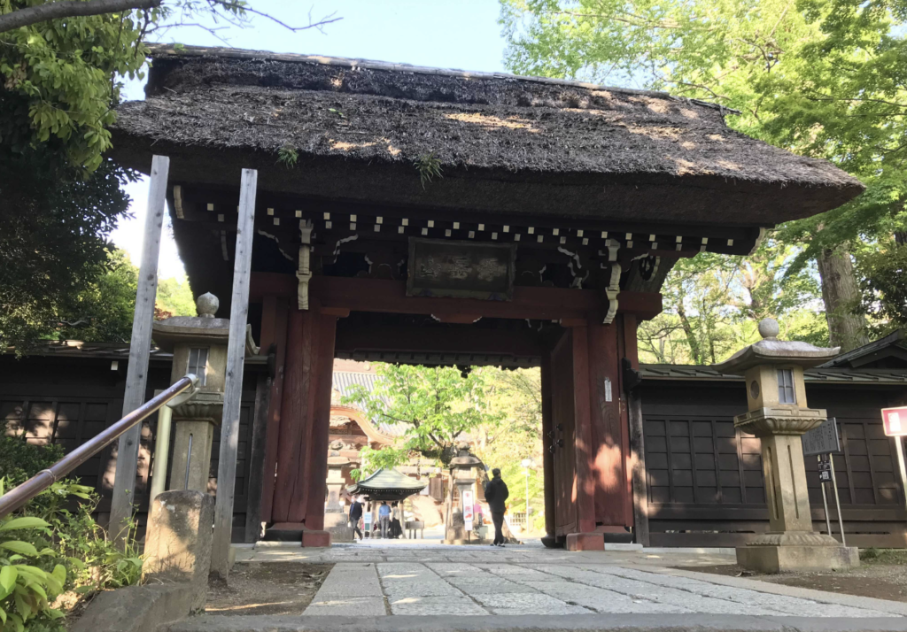 深大寺入り口の門：調布市のひとり旅・散歩におすすめの観光＆食べ歩きスポット