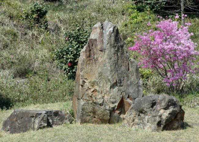 日本庭園の石組：三尊石組（さんそんいわぐみ）