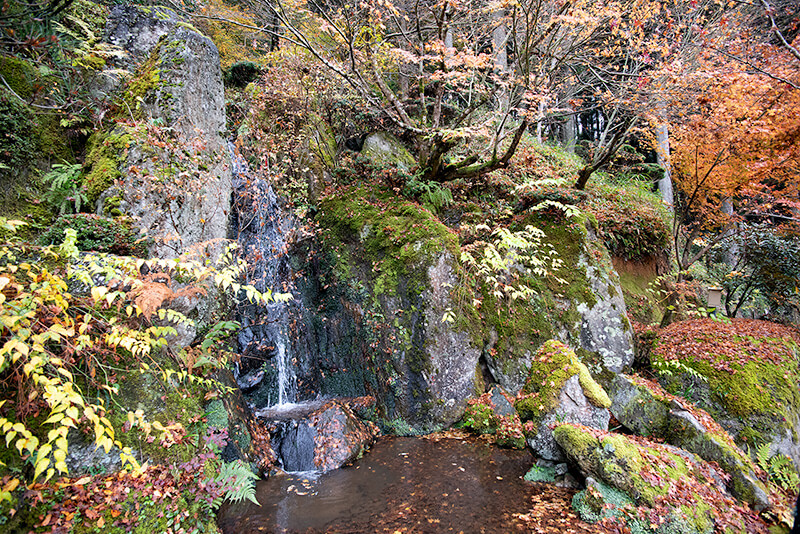 日本庭園の石組：滝石組（たき いわぐみ）