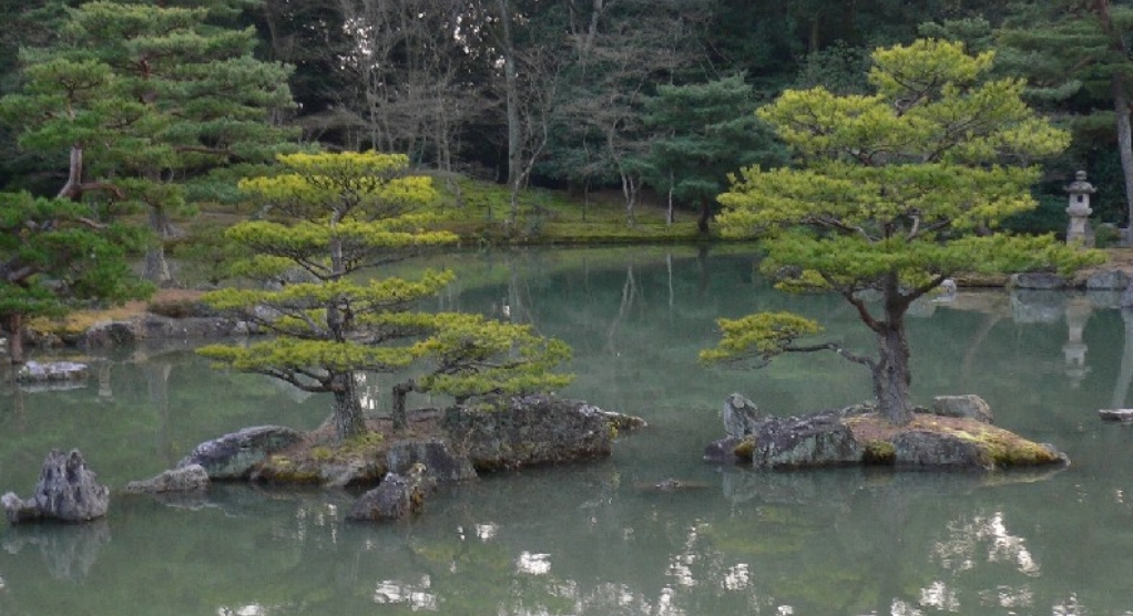 日本庭園の石組：鶴亀石組（つるかめ いわぐみ）