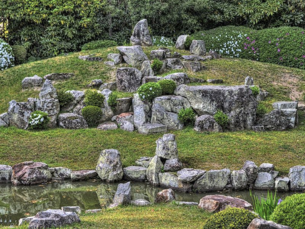 日本庭園の石組：須弥山石組（しゅみせん いわぐみ）