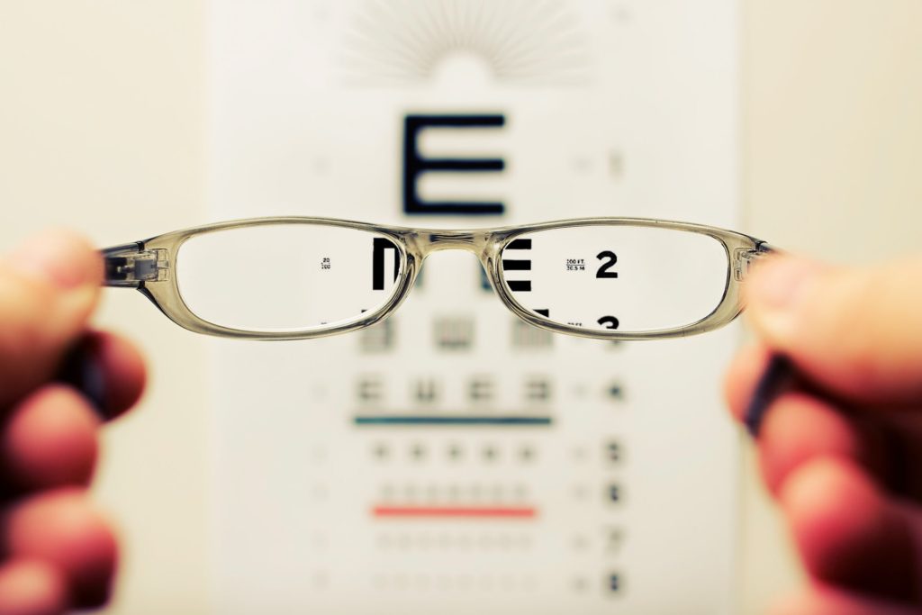 読書のデメリット：視力が低下する